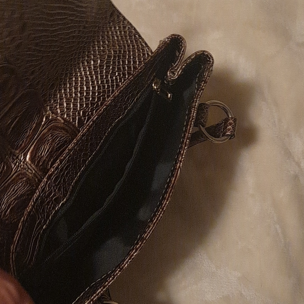 GUESS purse - Picture 4 of 4